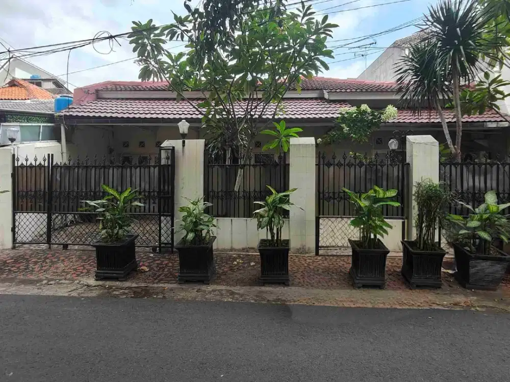 Rumah 2 Lantai di Jl. Tebet Barat Dalam. Akses 2 mobil luas.