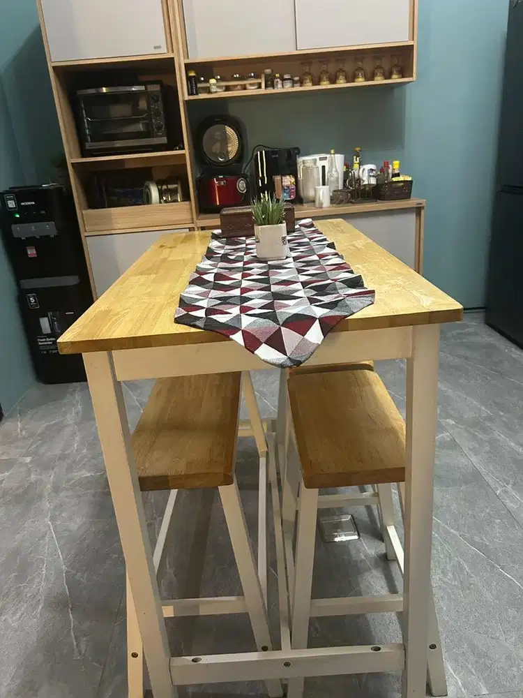 Di jual 1 set meja makan dan kursi merek Informa