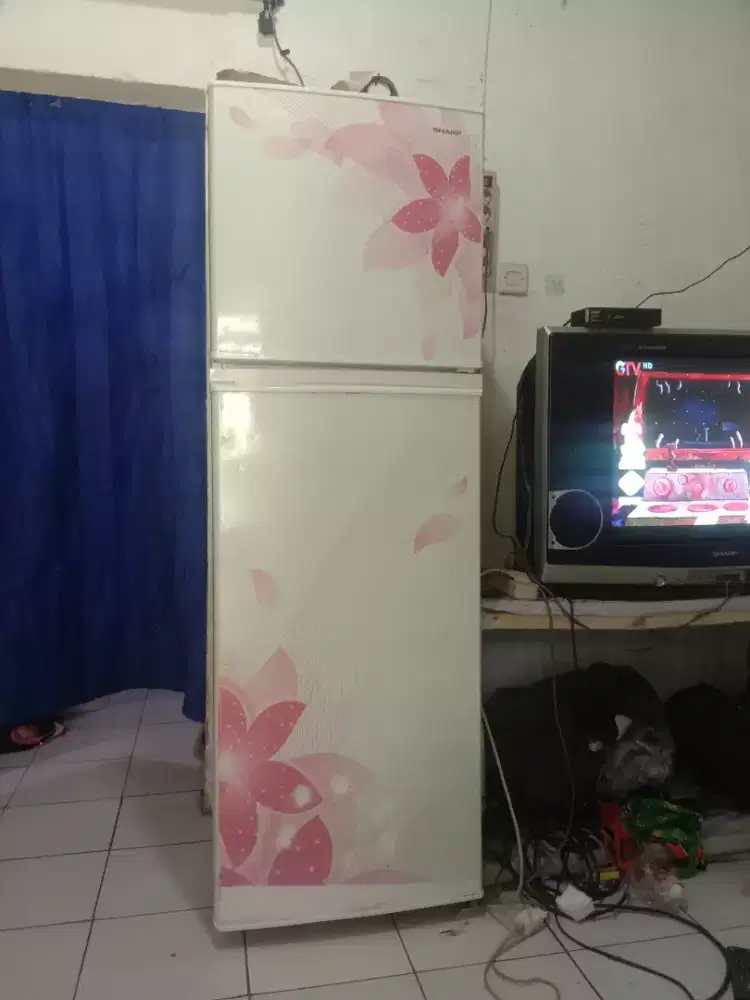 Di jual kulkas Sharp 2 pintu tinggi