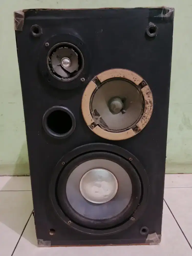 Speaker warna hitam