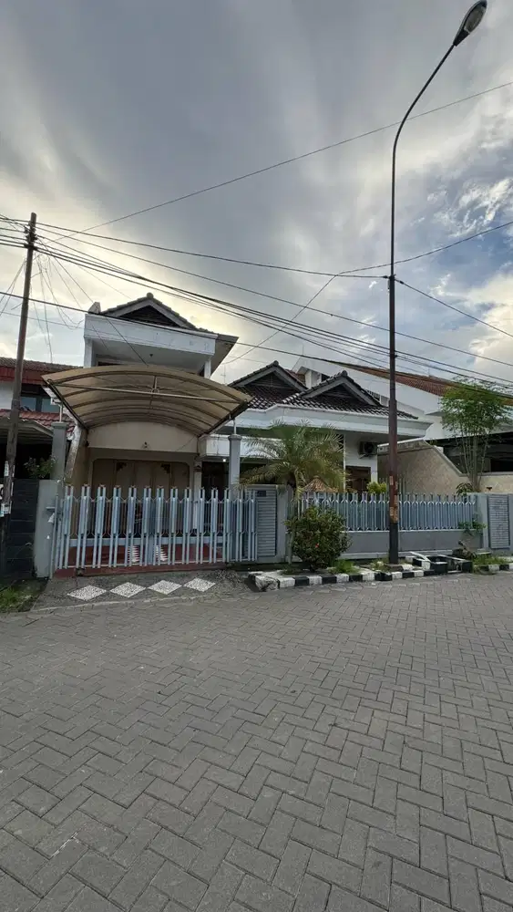 DIJUAL RUMAH LUAS DHARMAHUSADA INDAH BARAT! LOKASI DEKAT GALAXY MALL!