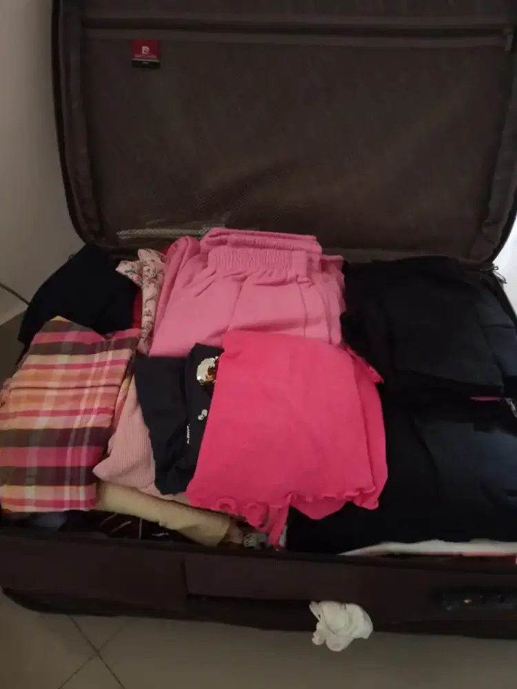 Baju celana kaos  preloved bermerk untuk yang tinggal di sukabumi saja