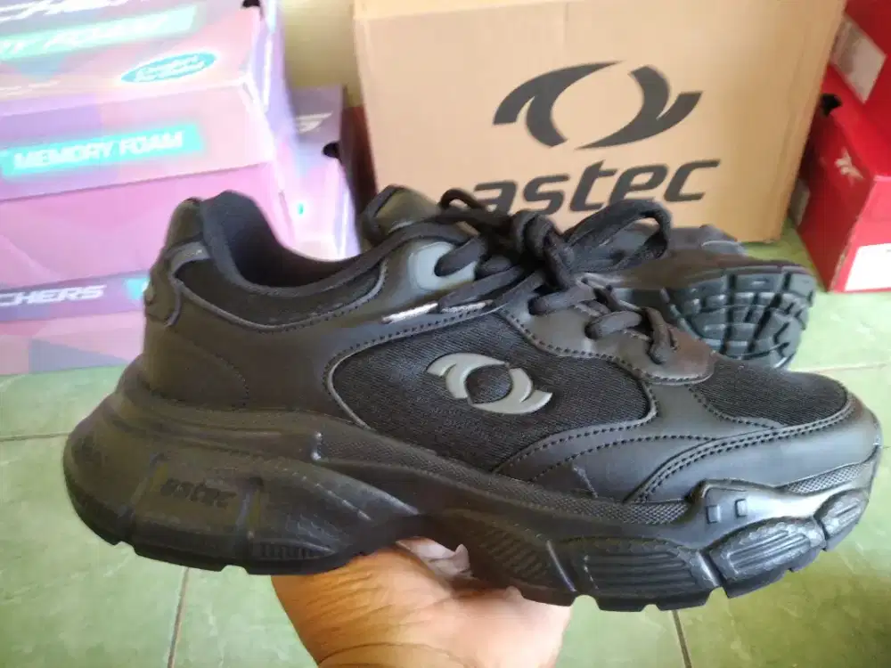 Sepatu hitam astec size 40 murah