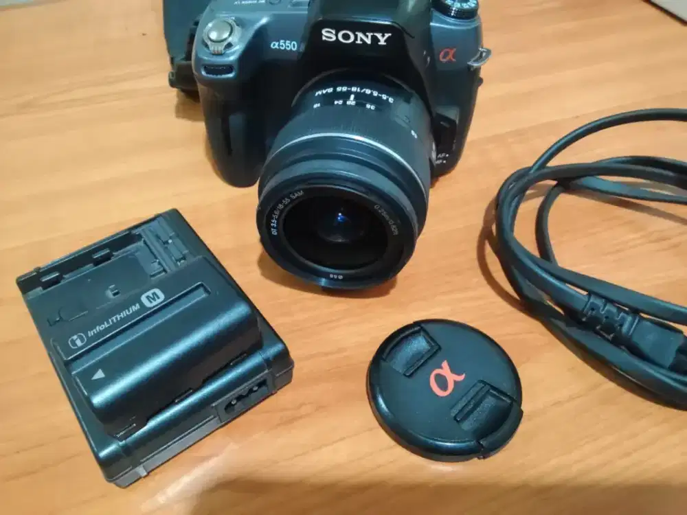 SONY Alpha A550 + Lensa Kit | Mulus