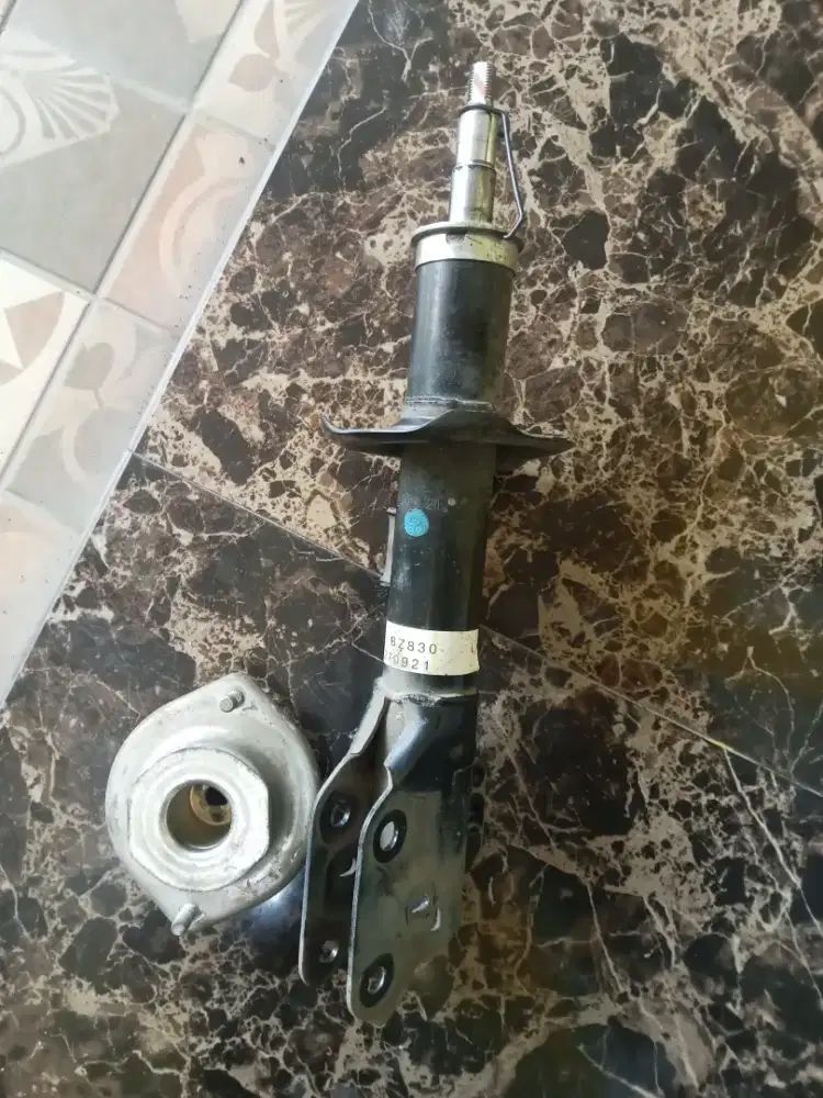 Shok depan Ayla/Agya copotan