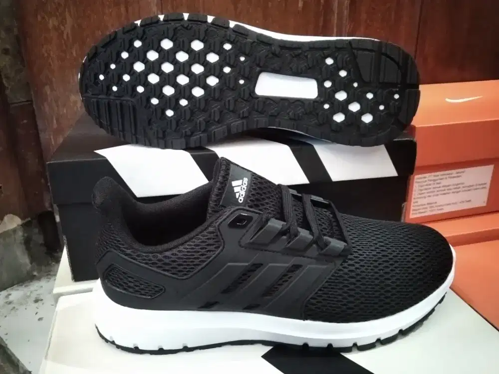 Sepatu hitam Adidas ultimashow size 42 murah