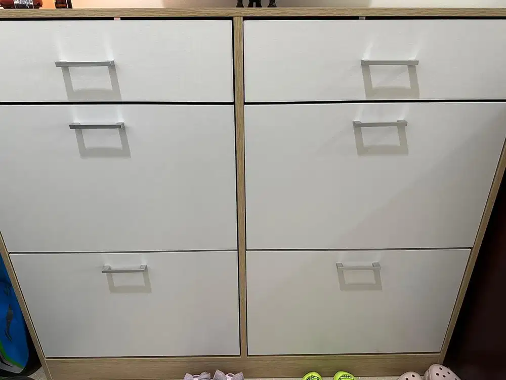 Rak Sepatu - hampir seperti baru