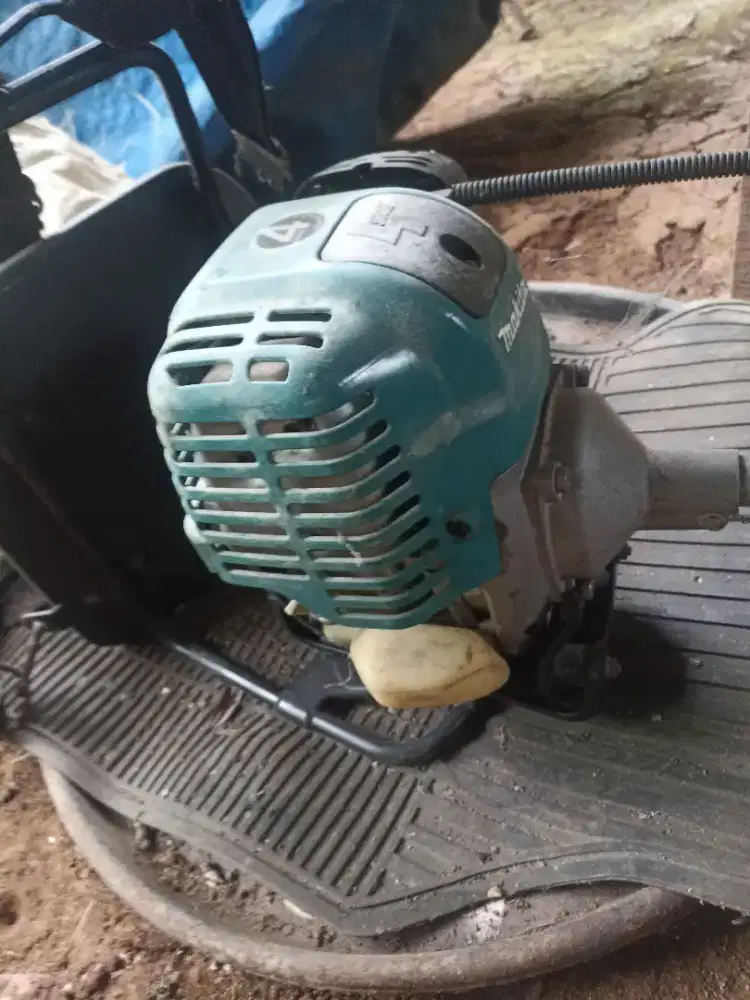 Mesin potong rumput Makita