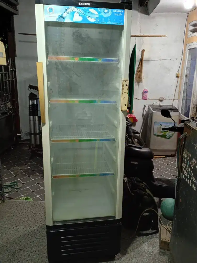 Showcase Sanken 270 liter