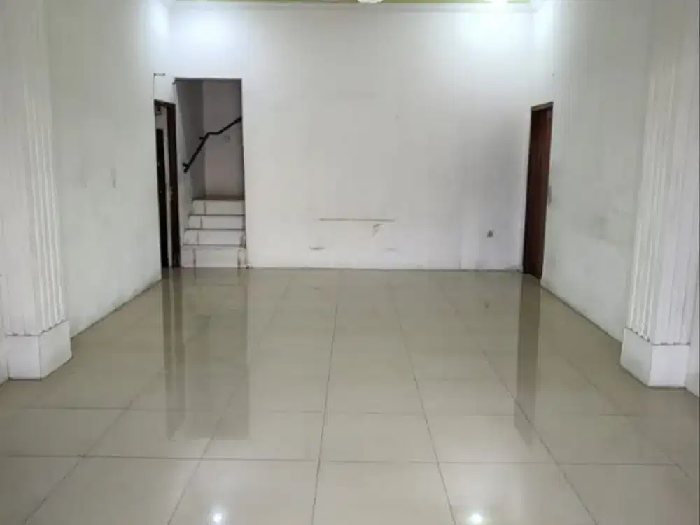 Disewakan Rumah Besar Pinggir Jalan di Mekar Sari Depok