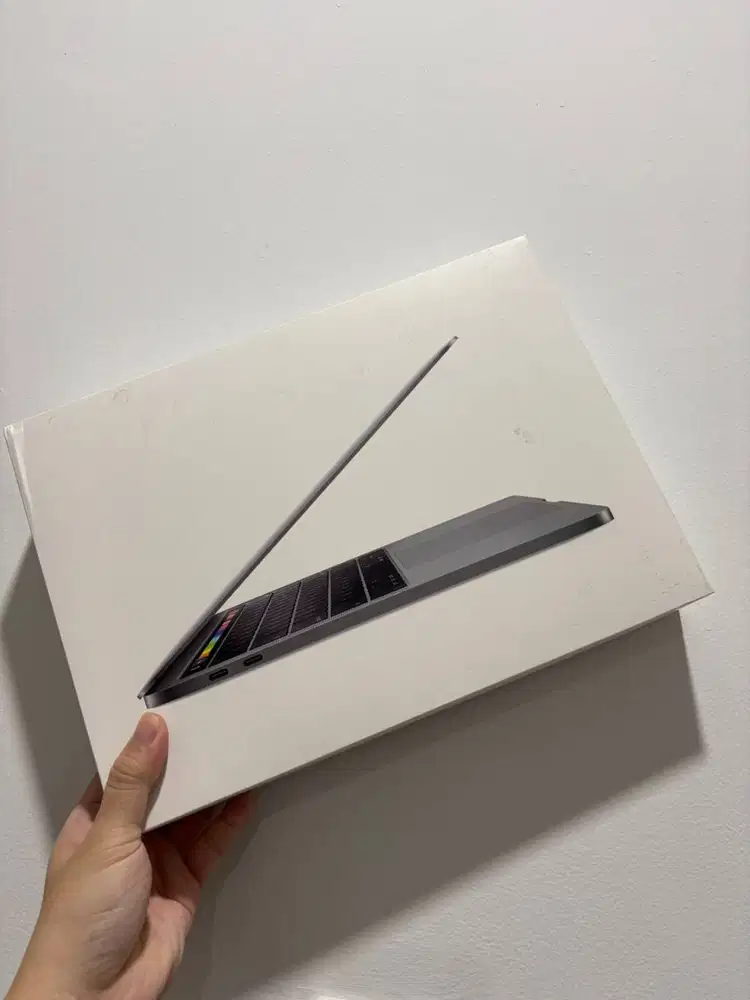 Macbook Pro 2019 with touchbar 8/256 gb