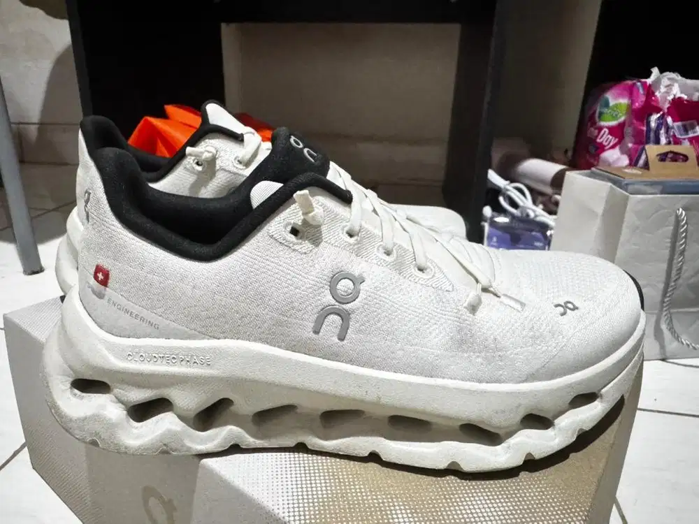 Sepatu On cloud tilt white sz 6.5