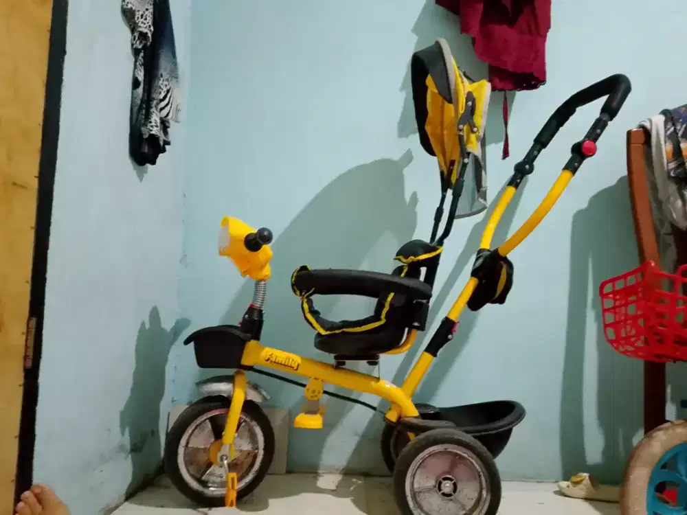 Sepeda roda 3 bekas merk Family