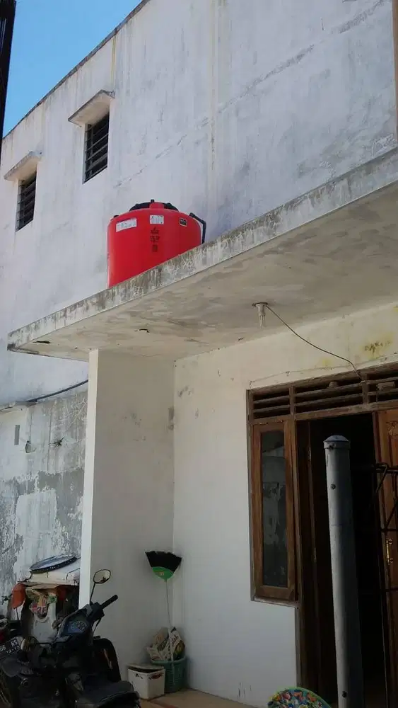 Disewakan rumah tingkat 2 lantai daerah dr cipto bisa bulanan