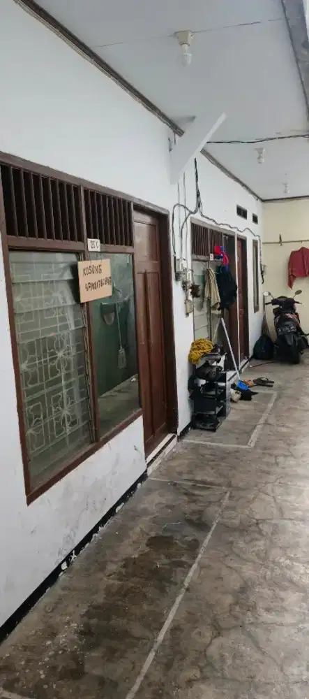 Di kontrakan rumah petak.