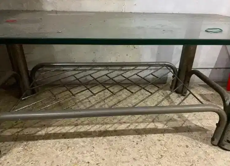 DIJUAL CEPAT - MEJA KACA , KAKI BESI