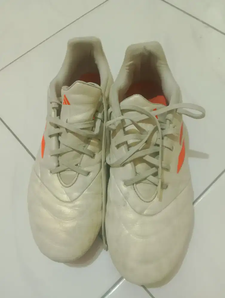 Sepatu bola adidas
