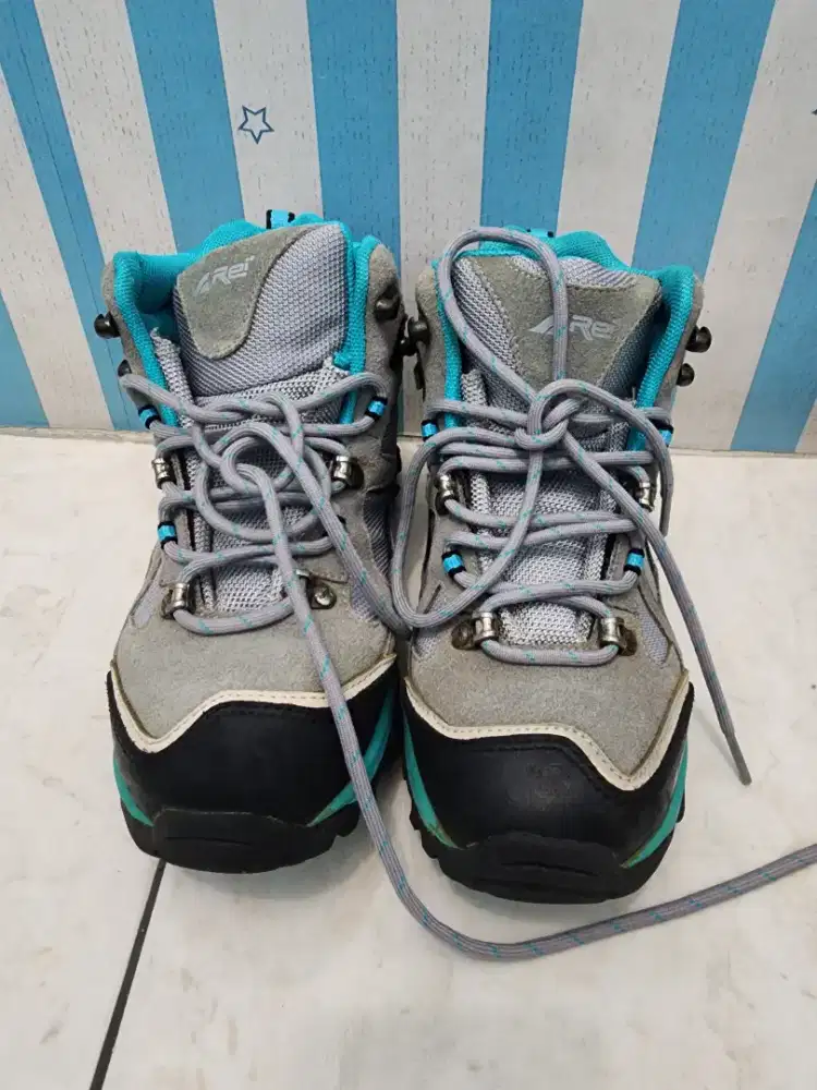 Sapatu Gunung Rei Abu Tosca