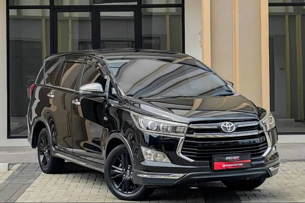 Toyota Kijang Innova 2.0 Venturer Bensin AT Matic 2019 Hitam Metalik.