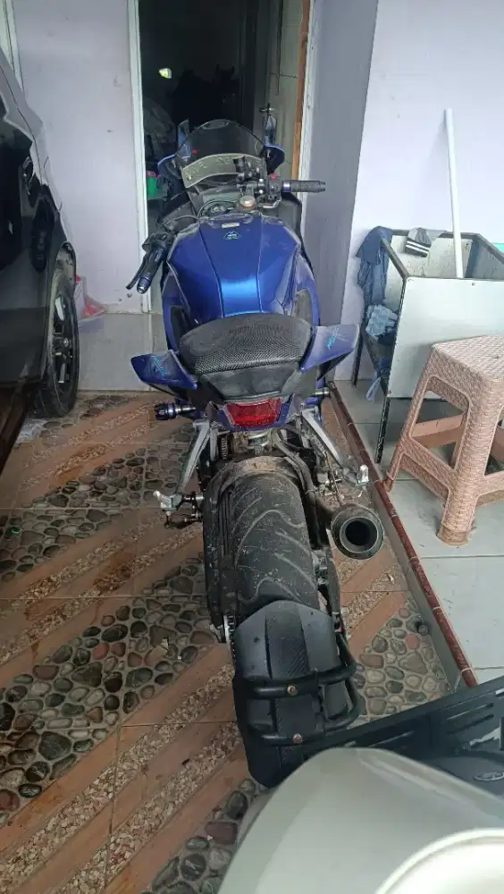 Motor r15v4 warna biru