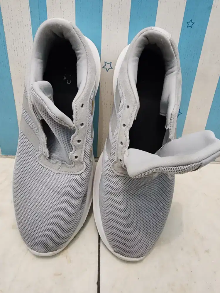 sepatu Adidas abu