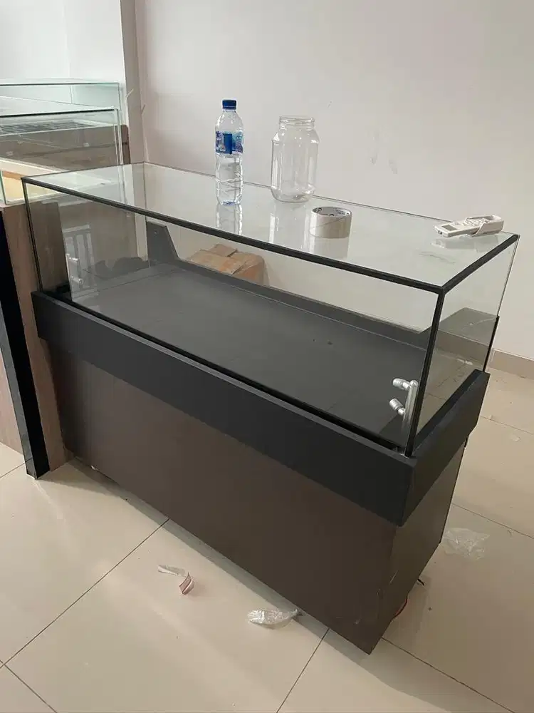 Meja display jam tangan