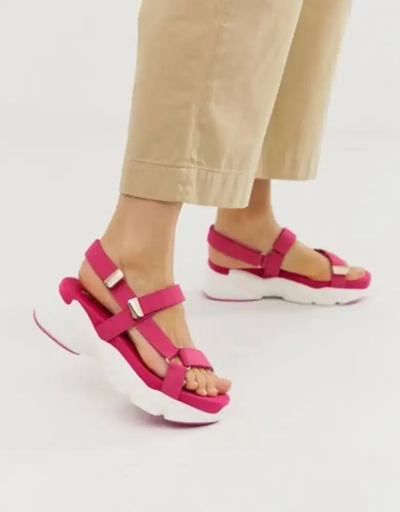 Sandal kekinian stradavarius