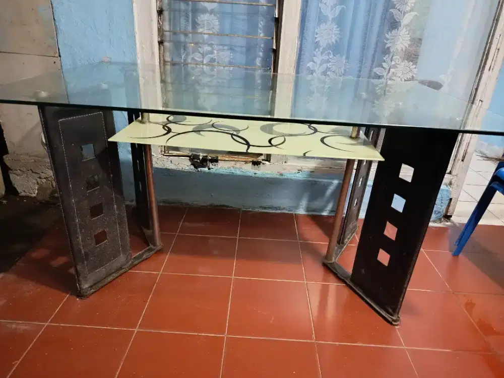 Meja makan kaca