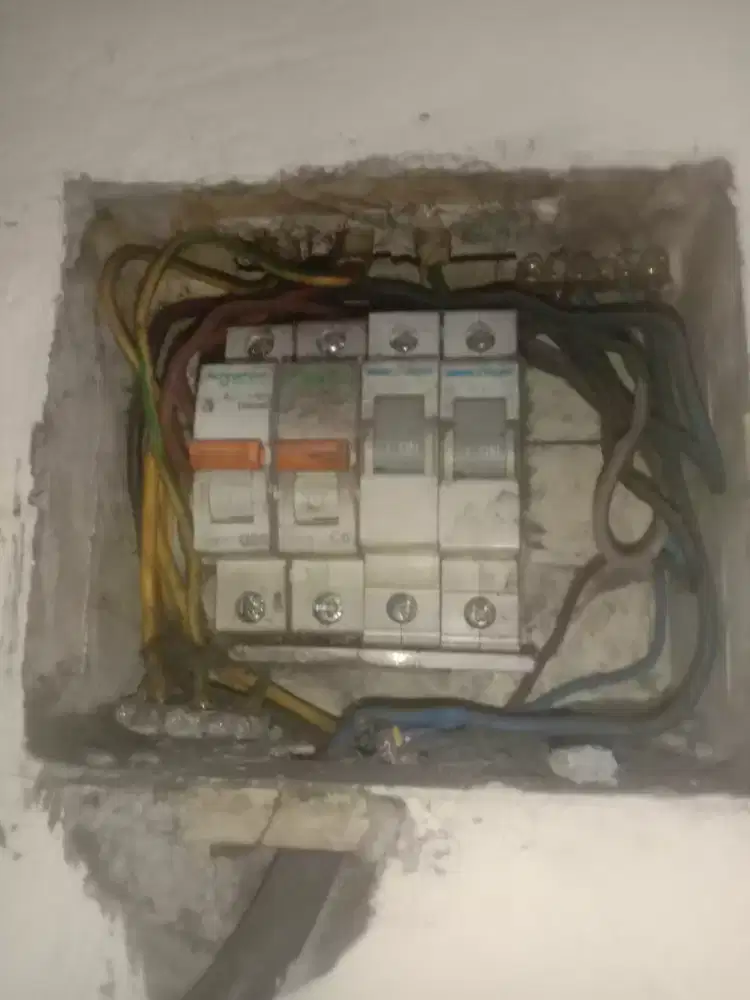 Listrik perbaikan dan instalasi