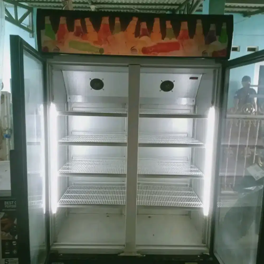 Showcase 2 pintu merek Modena