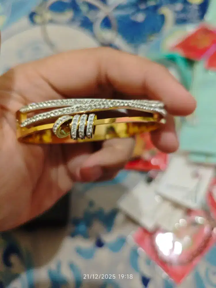 Gelang warna emas minus dikit