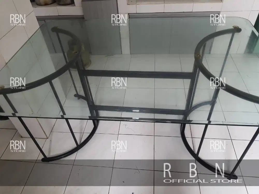 Meja Makan Kaca 152 Cm X 101 Cm