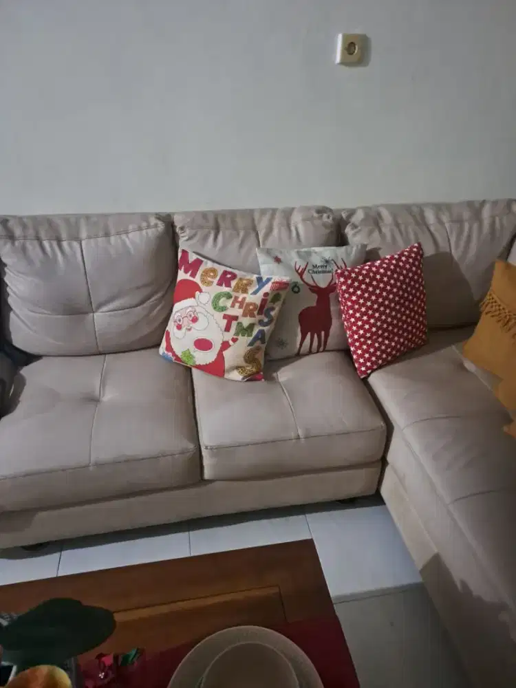 Dijual kursi sofa besar harga 2,5 jt net.Tanpa meja dan bantalnya