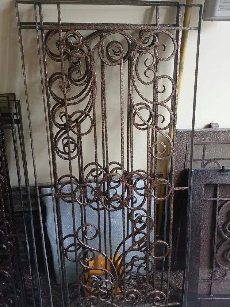 TRALIS JENDELA BEKAS BESI TEMPA ASLI