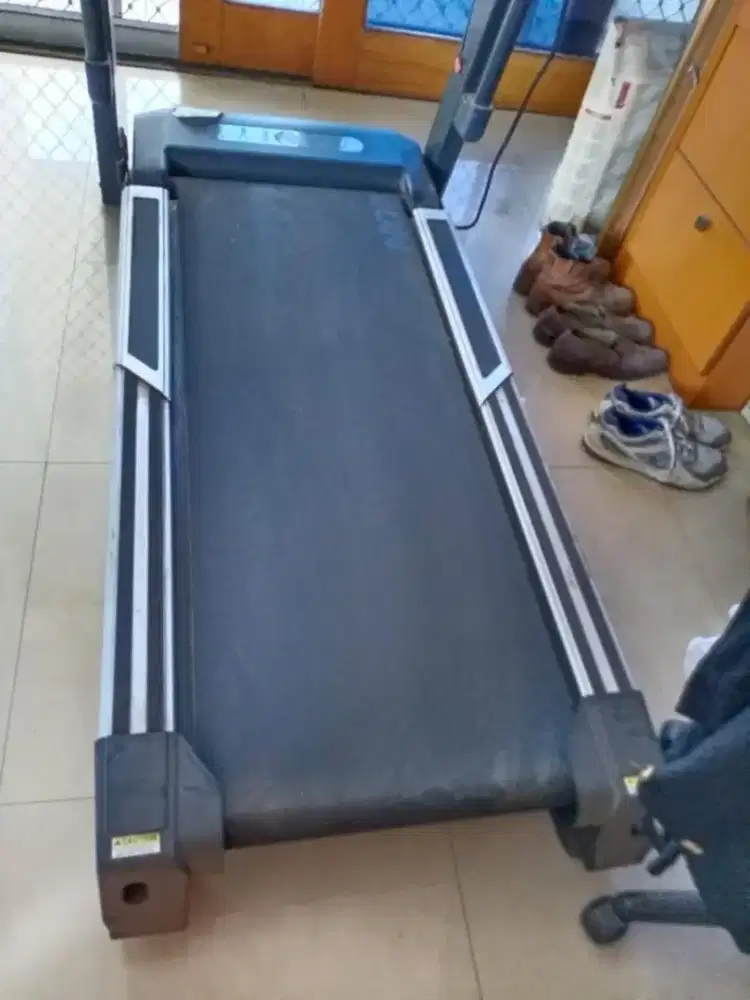 Alat olah raga jalan TREADMILL