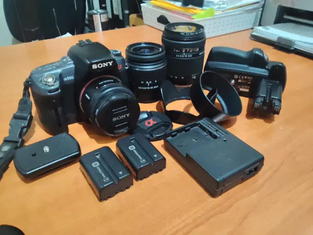 Paket Kamera SONY A550 + 3 Lensa + Grip | Mulus