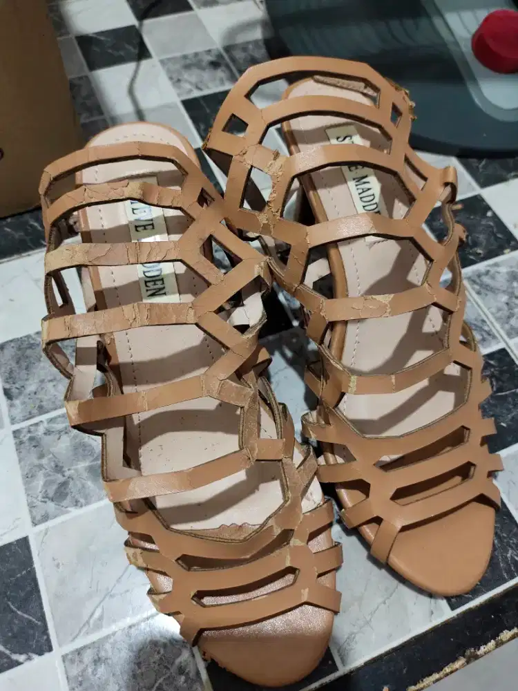 Sepatu heels tali warna khaki