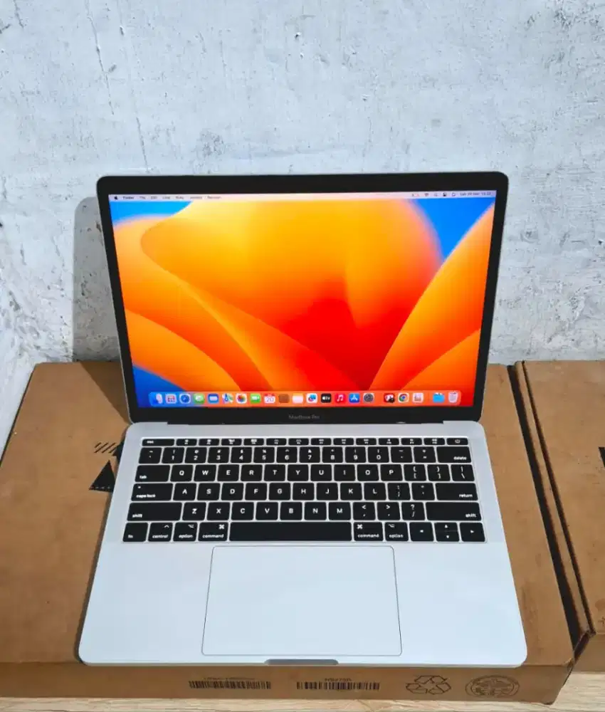 Macbook Pro 2017 
Core I7 Ram 16 SSD 256