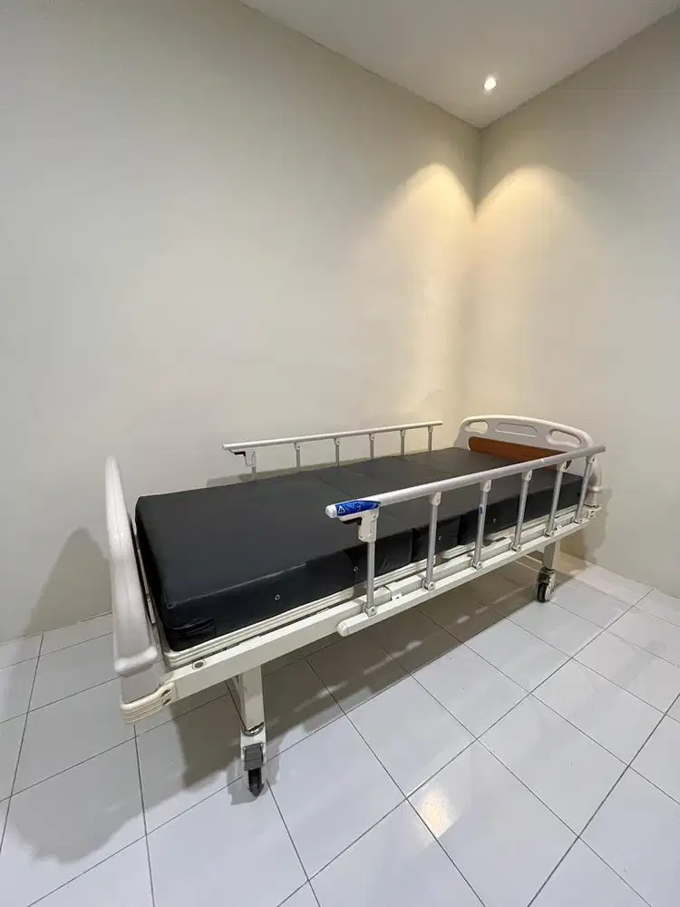Ranjang Pasien import merk AOLIKE 2Crank Bekas – Kondisi Bagus, Malang