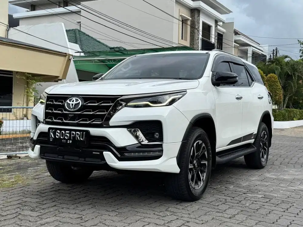 All new Fortuner GR 2.4 2021 odo40rb!