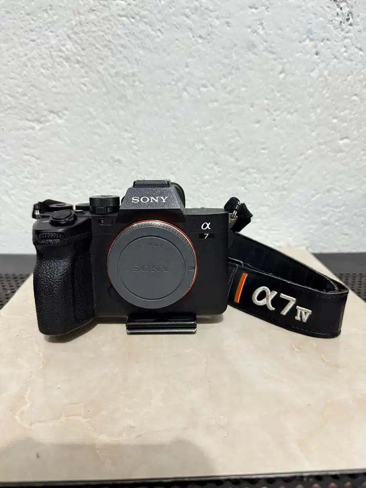 SONY ALPHA 7iv LIKE NEW