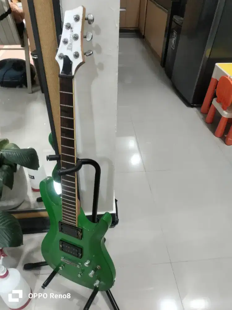 Gitar listrik dan bass dan speaker