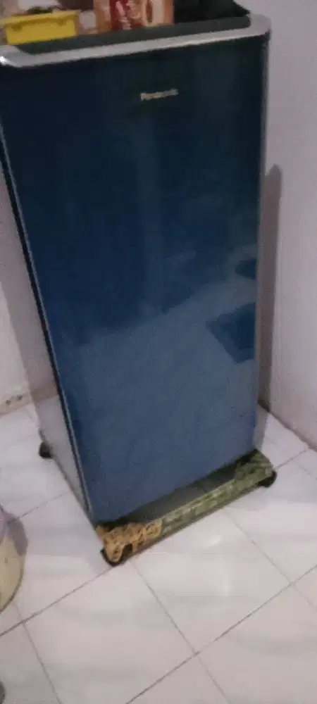 Kulkas Panasonic warna biru