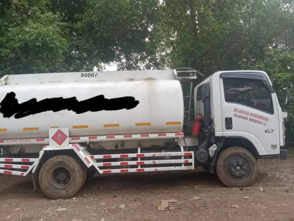 Isuzu NMR 81 U truck tangki solar