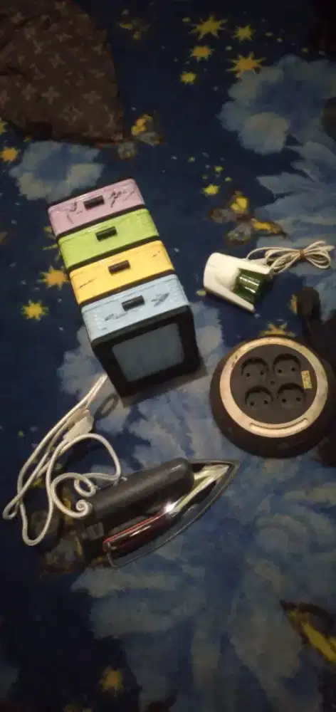 Di jual semua peralatan di foto lemari,colok listrik, dll  murah aja