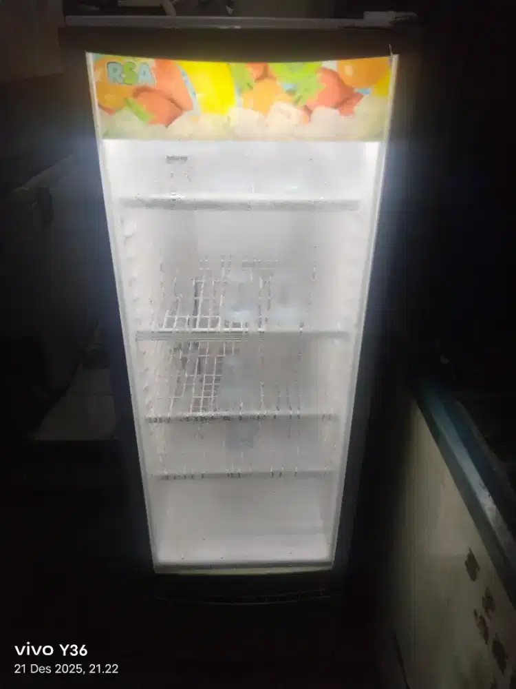 Di jual cepat showcase 4 rak merk rsa