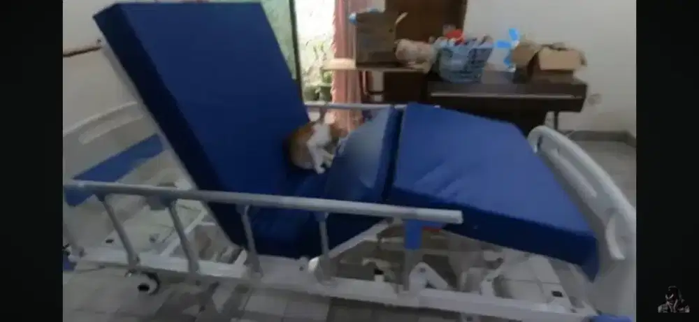 Tempat tidur pasien electrik