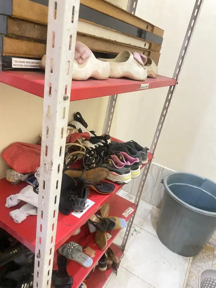 dijual rak besi kokoh bekas informa