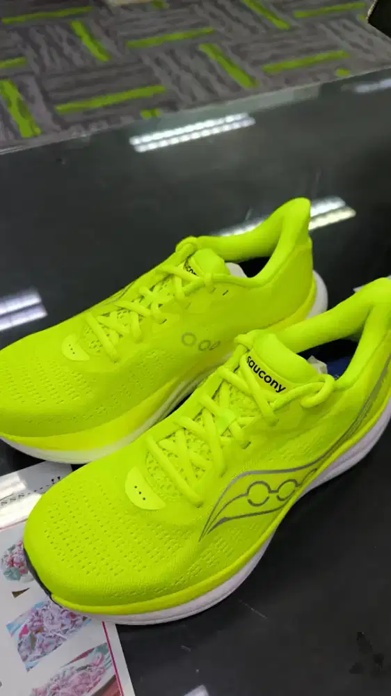 Sepatu saucony warna stabilo