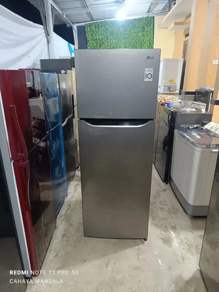 Lg kulkas inverter 235 liter ori mulus 90%